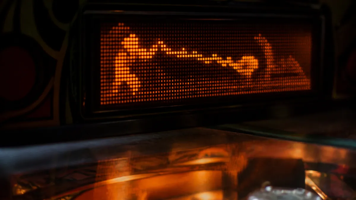 Écran à matrice de points orange d'un flipper des années 90 affichant une animation de multibille