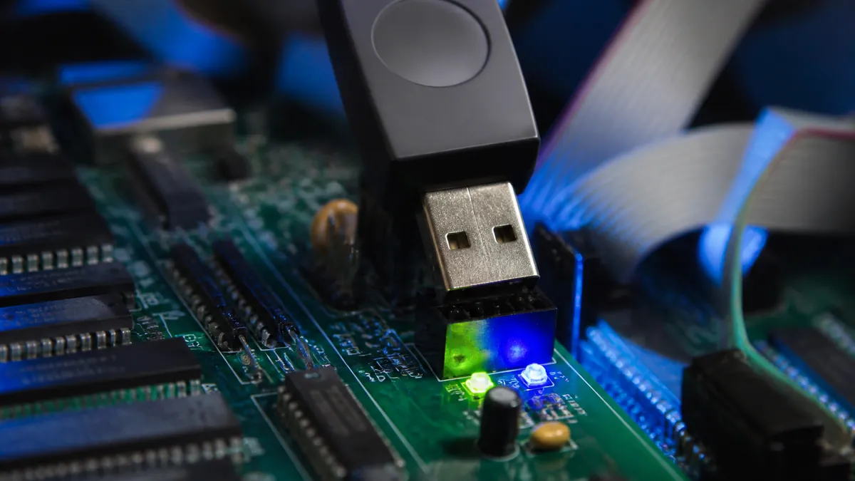 Clé USB formatée branchée sur le connecteur de la carte CPU d'un flipper Stern pendant le flash du code